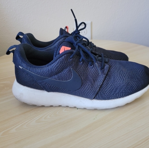 WMNS NIKE ROSHE ONE MOIRE OBSIDIAN/ WHITE/ BRIGHT MANGO size 7.5 - Picture 2 of 11